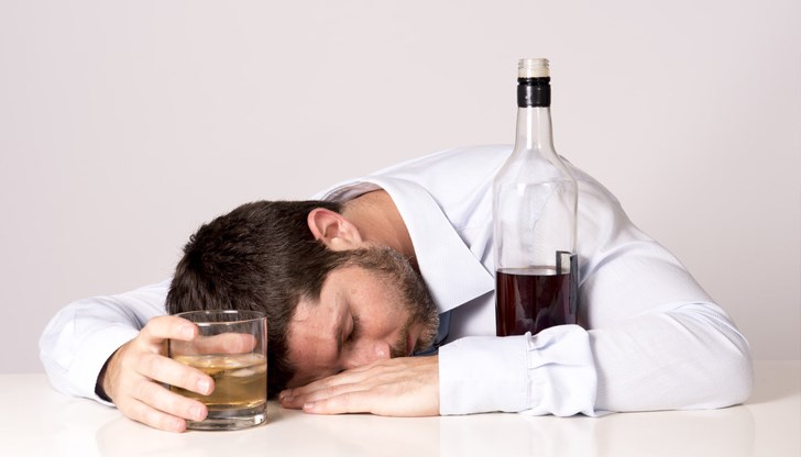 Високите данъци тласкат турците към опасни алкохолни напитки