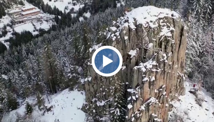 Скалният масив "Невяста" разкрива магията на родопската зима