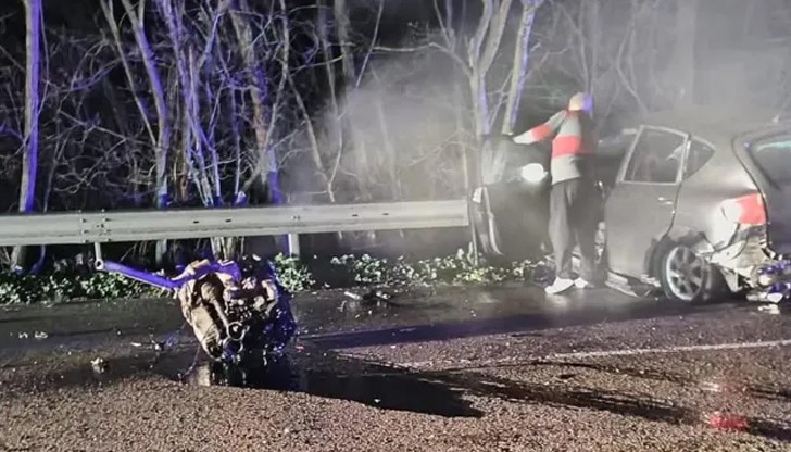 Двигателят на единия от автомобилите е изхвърчал на пътното платно Двигателят на единия от автомобилите е изхвърчал на пътното платно