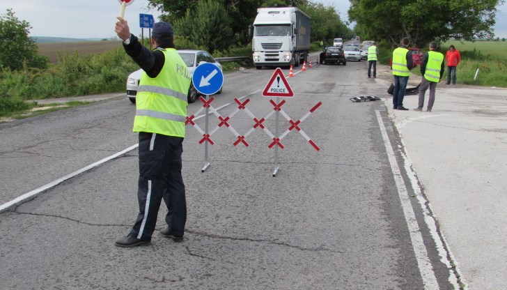 Челен удар между лек и товарен автомобил затвори движението за часове Челен удар между лек и товарен автомобил затвори движението за часове