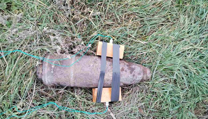 Силно корозиралият боеприпас е открит при почистване на крайпътна канавка