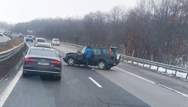 Кола се удари в ТИР на 15-ти километър