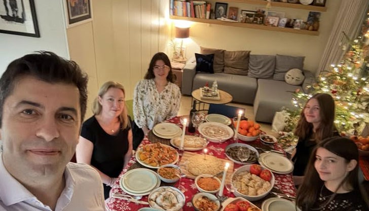 Съпредседателят на "Продължаваме промяната" показа традиционната празнична трапеза Съпредседателят на "Продължаваме промяната" показа традиционната празнична трапеза