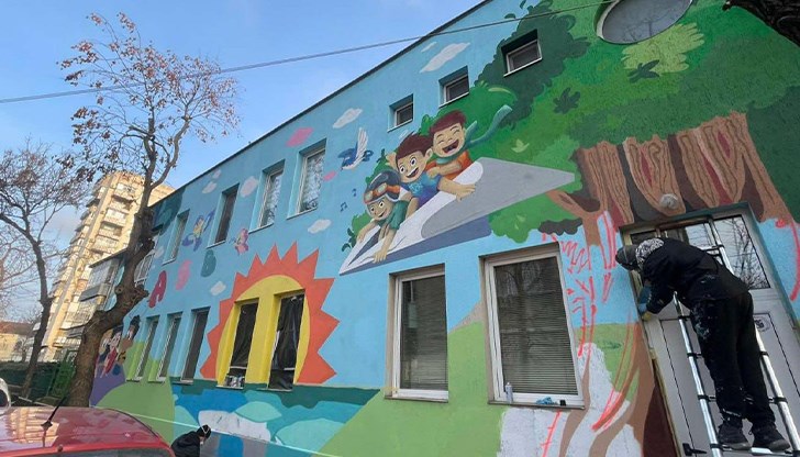 Приказни герои красят фасадите на три детски градини