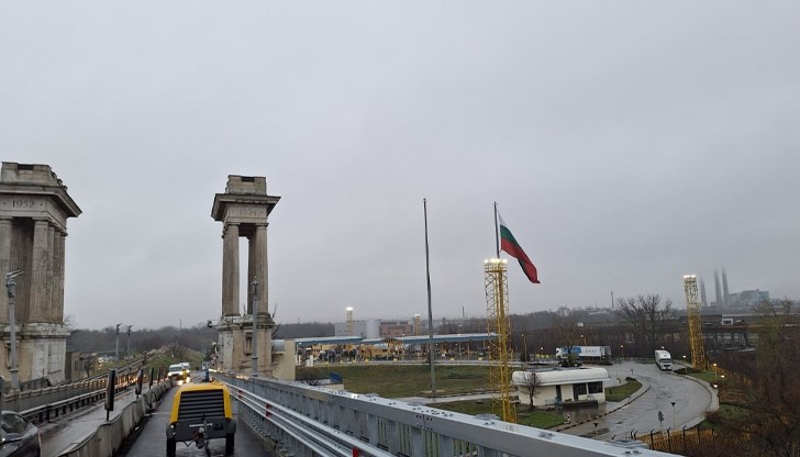 Безпрецедентен автомобилен поток на Дунав мост