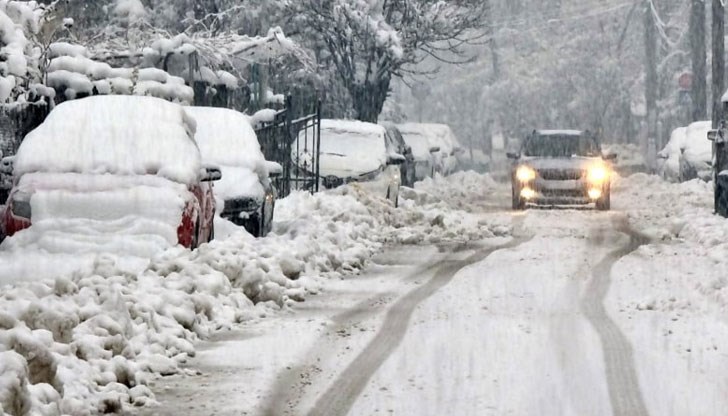 150 екипа се борят със снежната стихия 150 екипа се борят със снежната стихия