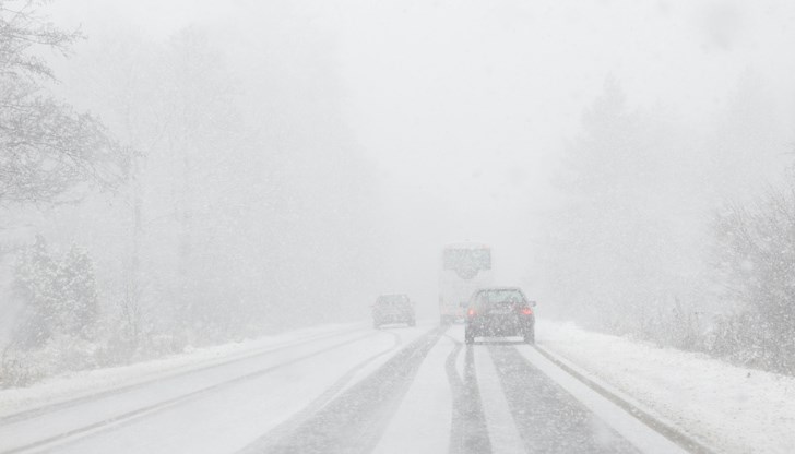 Зимата идва с първия сериозен снеговалеж Зимата идва с първия сериозен снеговалеж