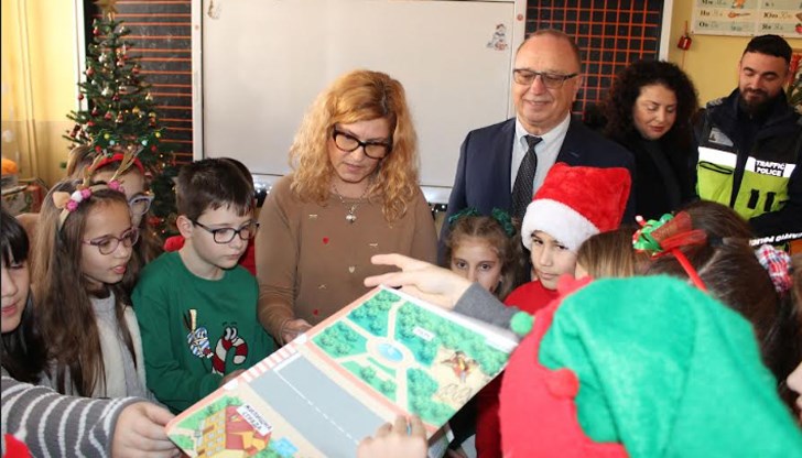 Георги Георгиев представи пред третокласници и основните пътни знаци