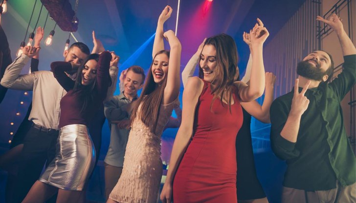 Между традицията и съвременността Между традицията и съвременността