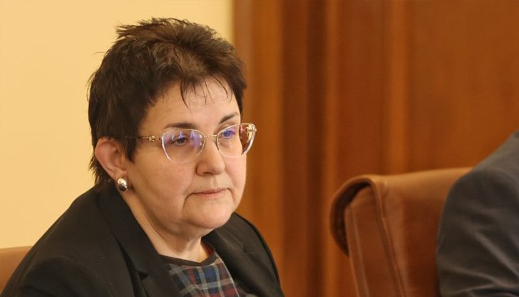 Финансовият министър Людмила Петкова е изправена пред свършен факт за заплатите. За това обаче допринесе и МФ