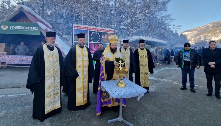 Раздадоха 2000 порции курбан и стотици икони на пътуващите Раздадоха 2000 порции курбан и стотици икони на пътуващите