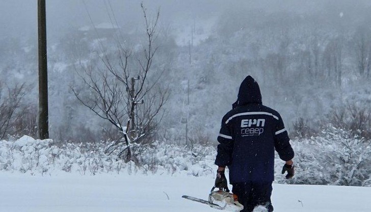 Мокрият сняг продължава да къса електропроводи в региона Мокрият сняг продължава да къса електропроводи в региона
