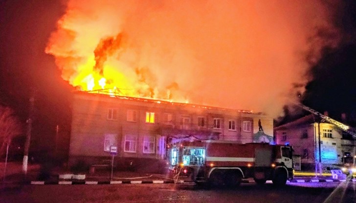 Отдалечеността от пожарната в Ямбол попречила на спасяването на сградата Отдалечеността от пожарната в Ямбол попречила на спасяването на сградата