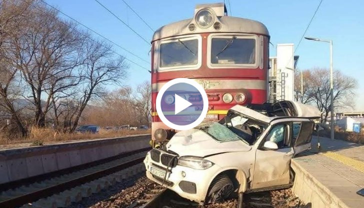 Шофьорът оцелява благодарение на това, че ударът е бил откъм пасажерската седалка