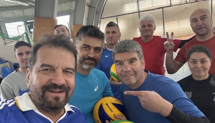 Популярният водещ поигра волейбол за рождения си ден