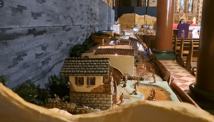 В изработването на композицията са се включили 15 католически семейства, отец Валтер и сестра Йола В изработването на композицията са се включили 15 католически семейства, отец Валтер и сестра Йола