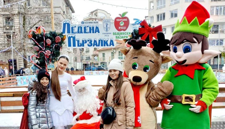 Малките посетители се снимаха с добрия старец и неговите приказни помощници