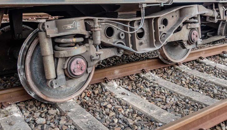 Локомотивът се е ударил в паднали скали върху железопътната линия