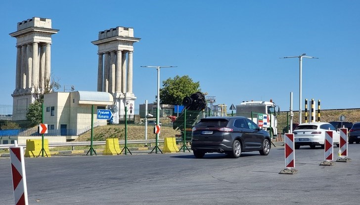 Светофарна уредба регулира преминаването през Дунав мост