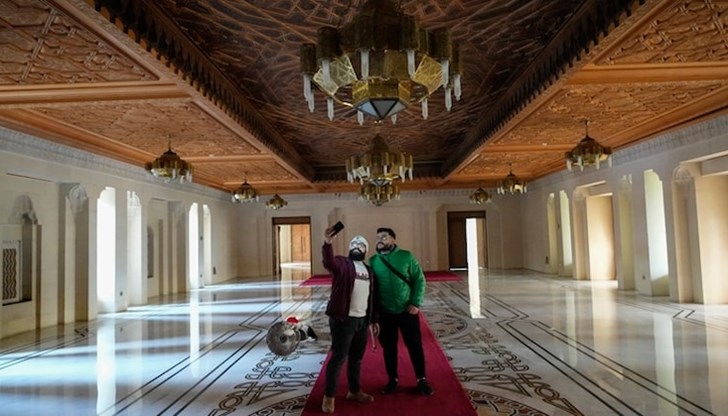 Сирийци си правят селфита в президентския дворец на Башар Асад, след като той падна от власт Сирийци си правят селфита в президентския дворец на Башар Асад, след като той падна от власт