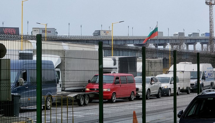 Ремонтът на Дунав мост създава опашки Ремонтът на Дунав мост създава опашки