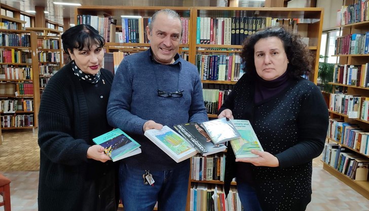 Доц. д-р Мирослав Цветанов дари свои книги на Регионална библиотека "Любен Каравелов"