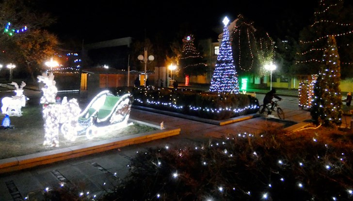 Откраднатата украса е върната и монтирана отново на централния площад