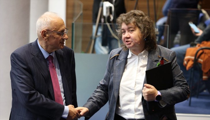 Парламентът продължава да търси изход от кризата с председателското място Парламентът продължава да търси изход от кризата с председателското място