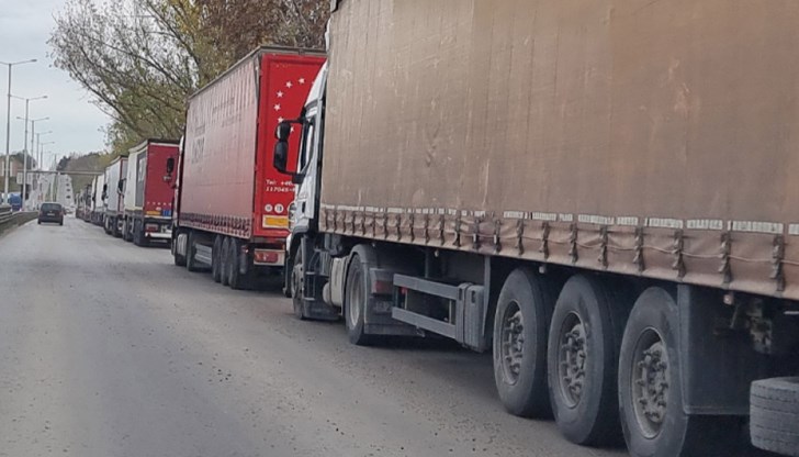 50 камиона чакат да преминат Дунав мост 50 камиона чакат да преминат Дунав мост