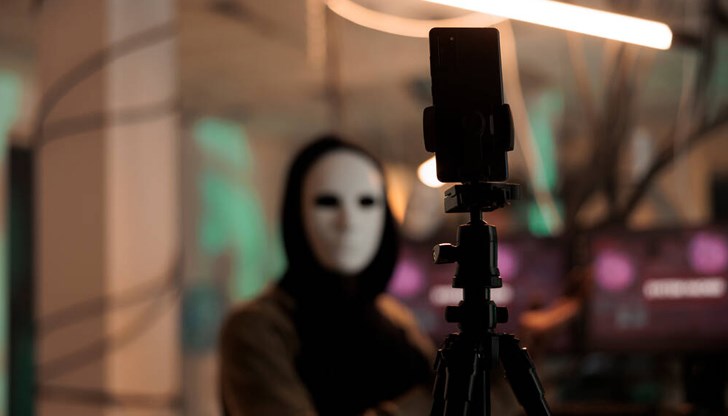 Заблудата става пълна, ако във видео са използвани тембъра и лицата на познатите ни