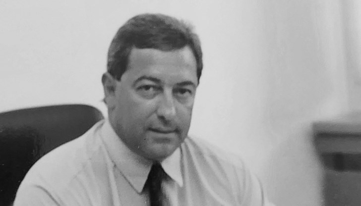 Божидар Тодоров (в ляво) получава сребърния си медал през 1997-а година Божидар Тодоров (в ляво) получава сребърния си медал през 1997-а година