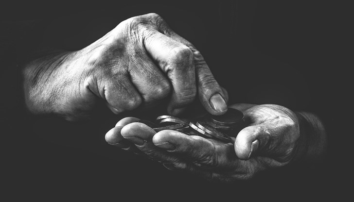 Всеки трети българин едва свързва двата края