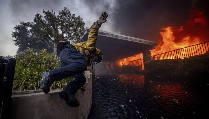 Извънредно положение в Лос Анджелис заради пожари Извънредно положение в Лос Анджелис заради пожари