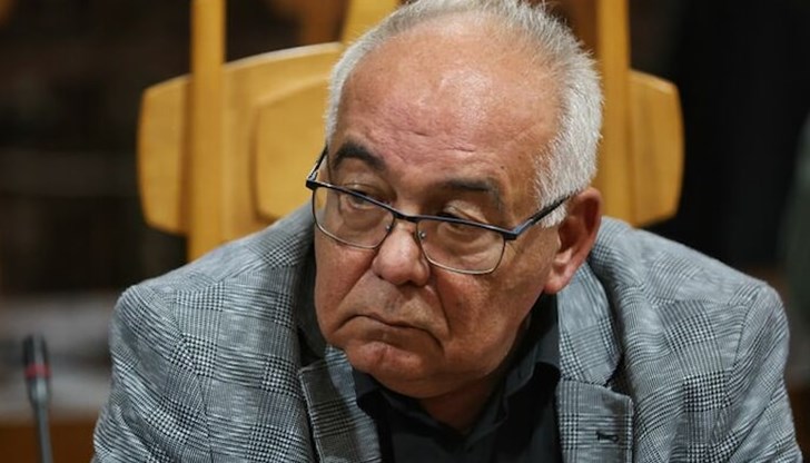 Десет машини се борят със снежната стихия в общината Десет машини се борят със снежната стихия в общината