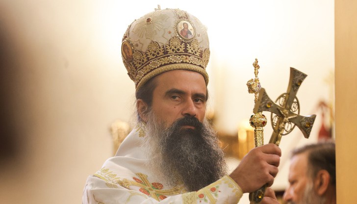 Църковните песнопения бяха изпълнени от клиросни певци