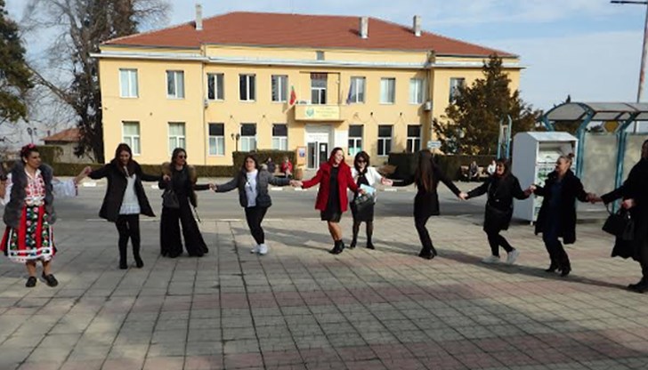 Хоро се изви в центъра на селото