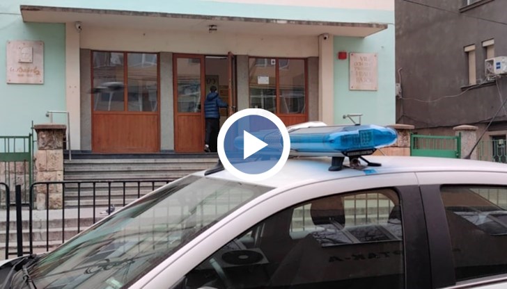 Полицейски екипи извършват проверки по протокол