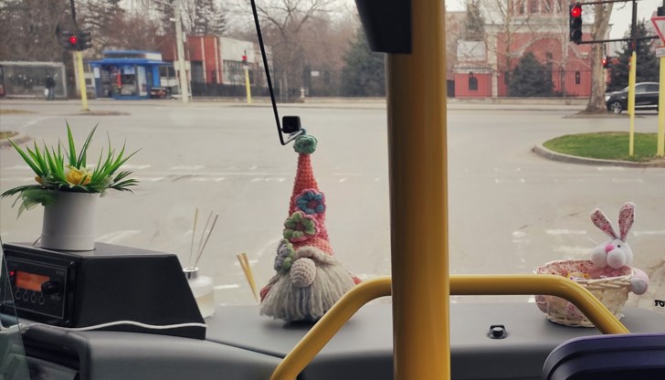 С празнична декорация и бонбони посреща русенци водачката на автобус по линия номер 20