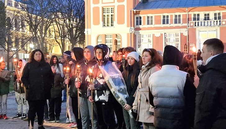 Факелно шествие освети пътя до паметника на Щастливеца Факелно шествие освети пътя до паметника на Щастливеца