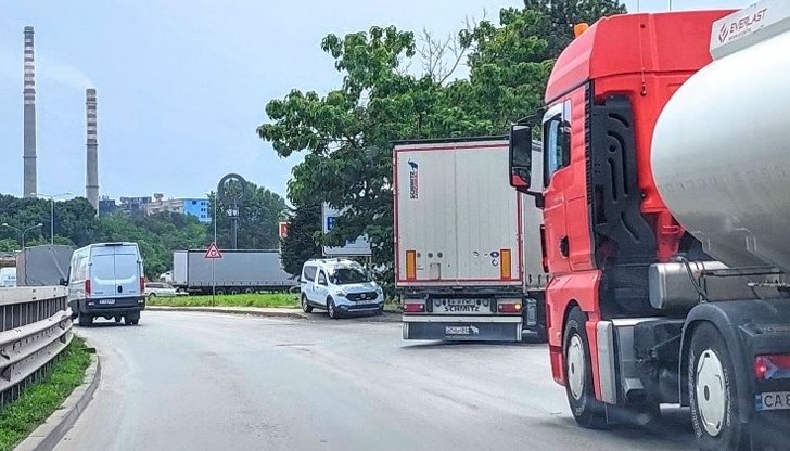 Частен монопол блокира преминаването на тирове през Дунав мост