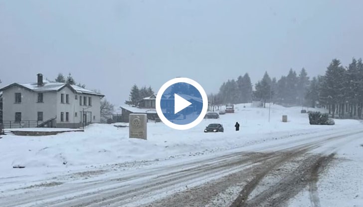 Сняг вали на прохода „Шипка”