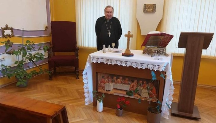 Ценната реликва, съхранявана в епископската резиденция, е свидетелство за историческото посещение на Светия отец през 2002 година Ценната реликва, съхранявана в епископската резиденция, е свидетелство за историческото посещение на Светия отец през 2002 година