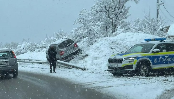 Заледен участък стана причина за тежък инцидент край Кичево Заледен участък стана причина за тежък инцидент край Кичево