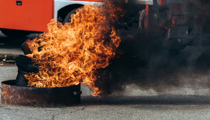 Шофьорът е с изгаряния по ръцете и лицето Шофьорът е с изгаряния по ръцете и лицето