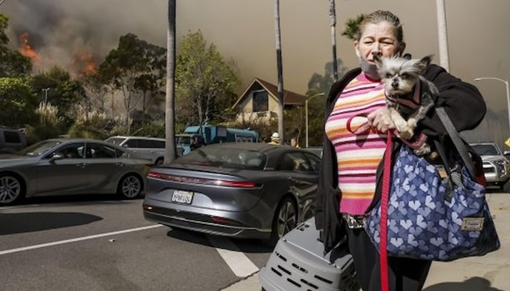 Над 30 000 души напуснаха домовете си заради мащабните пожари в Лос Анджелис Над 30 000 души напуснаха домовете си заради мащабните пожари в Лос Анджелис