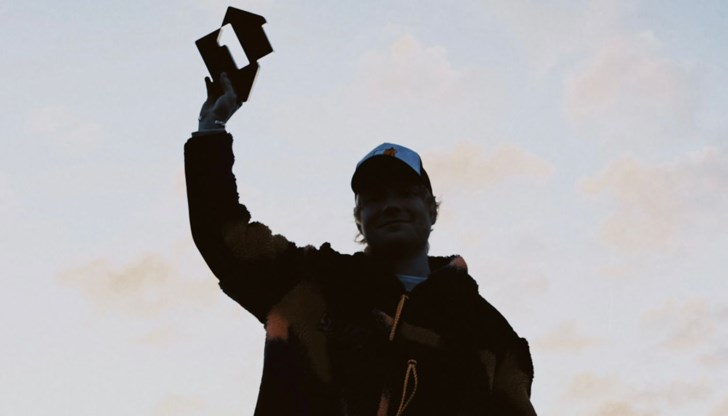 Осми албум на британския изпълнител оглави чарта след 14 седмици присъствие Осми албум на британския изпълнител оглави чарта след 14 седмици присъствие