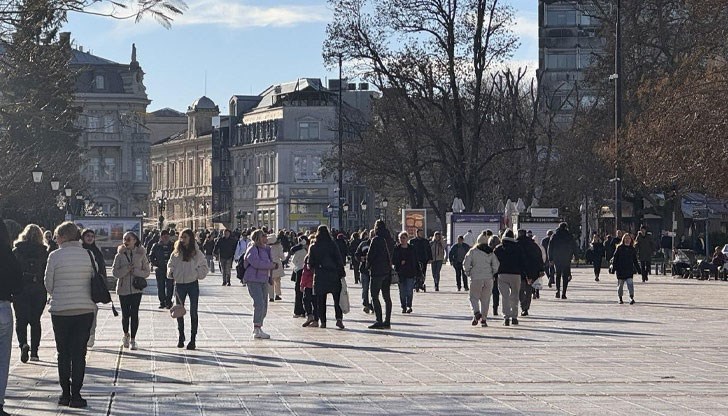 Стотици румънски туристи изпълниха центъра на Русе в първия работен ден от Шенген Стотици румънски туристи изпълниха центъра на Русе в първия работен ден от Шенген