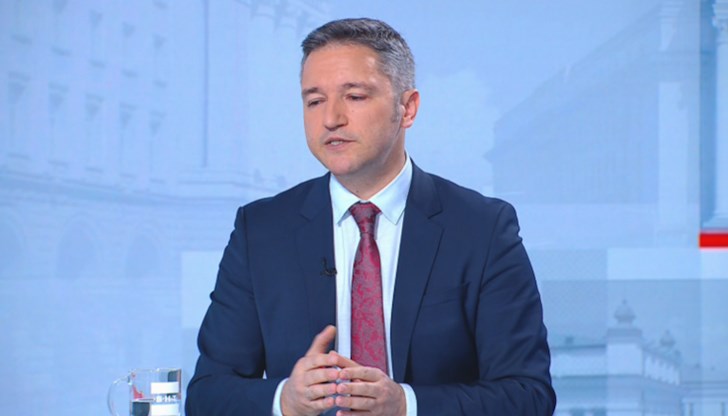 Социалистите влизат в кабинета след тежки дискусии Социалистите влизат в кабинета след тежки дискусии