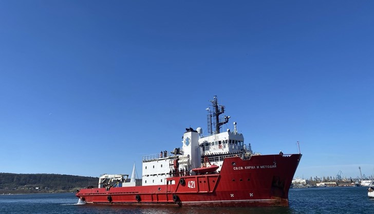 Силен вятър и високо вълнение задържат екипажа в залива Еспаньола коуф