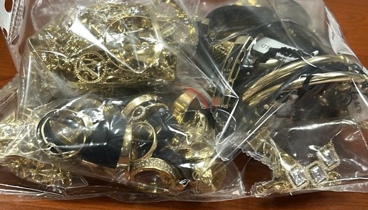 Златните бижута са открити в бельото и джобовете на пътници, влизащи в България от Турция Златните бижута са открити в бельото и джобовете на пътници, влизащи в България от Турция